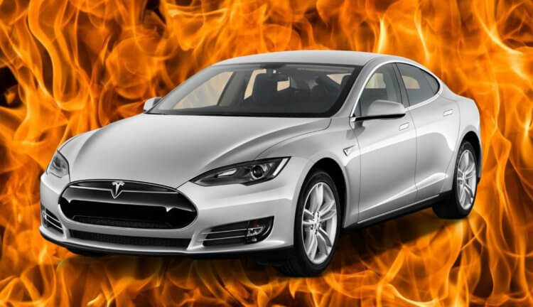 Автомобиль Tesla Model S взорвался на парковке, повредив соседние машины. Фото.