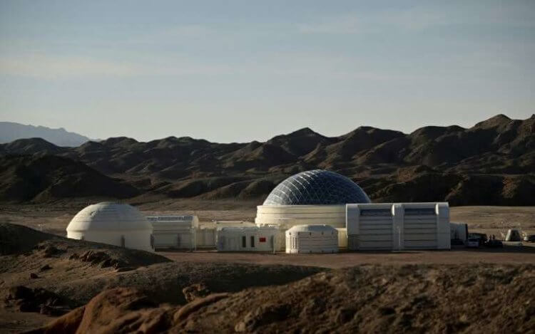 В китайской пустыне построили марсианскую базу для детей. Китайская база на Марсе посреди пустыни Гоби. Фото.