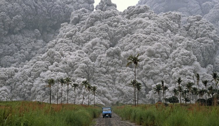 Названа причина высокой скорости вулканических газов и пепла. Фото.