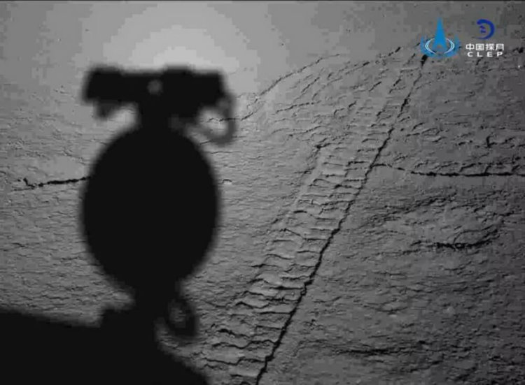 Китайский луноход миссии «Чанъэ-4» пробудился после третьей лунной ночи. Фото.