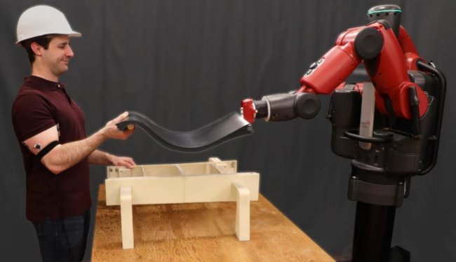 #видео | Робот научился командной работе, считывая мышечную активность человека. Фото.