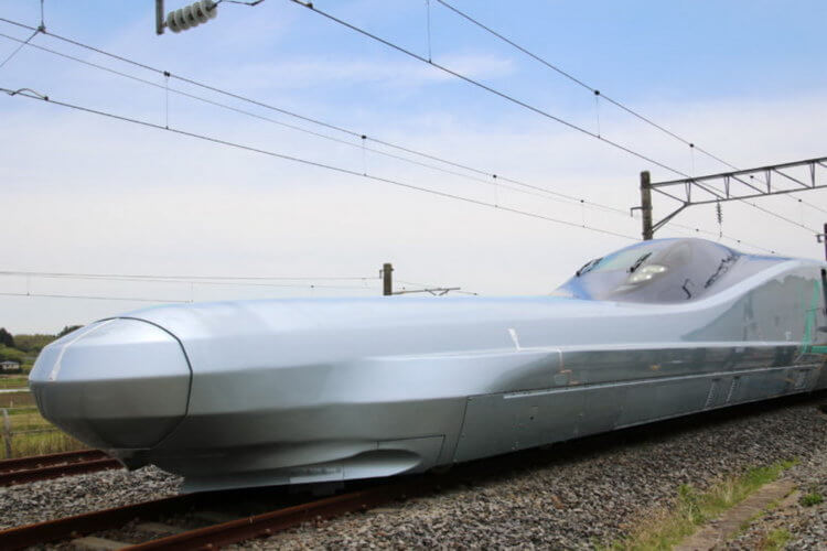 В Японии начались испытания самого быстрого в мире пассажирского поезда-пули Alfa-X. Фото.