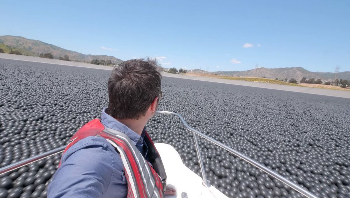 #видео | Зачем в водохранилище Лос-Анджелеса высыпали 96 миллионов черных шаров? Фото.