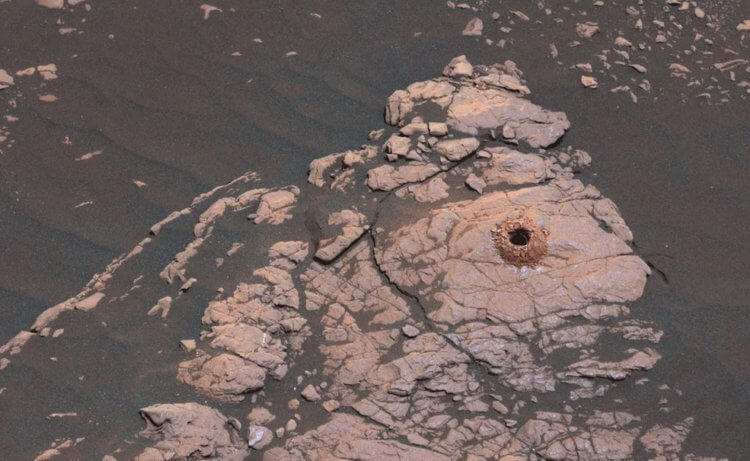 Аппарат «Кьюриосити» изучил глиняную поверхность Марса и нашел признаки воды. Вода на Марсе действительно может быть. Фото.