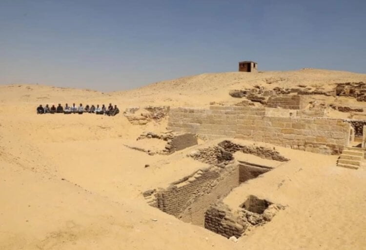 У пирамид Гизы найдено древнее кладбище с двумя саркофагами. Фото.