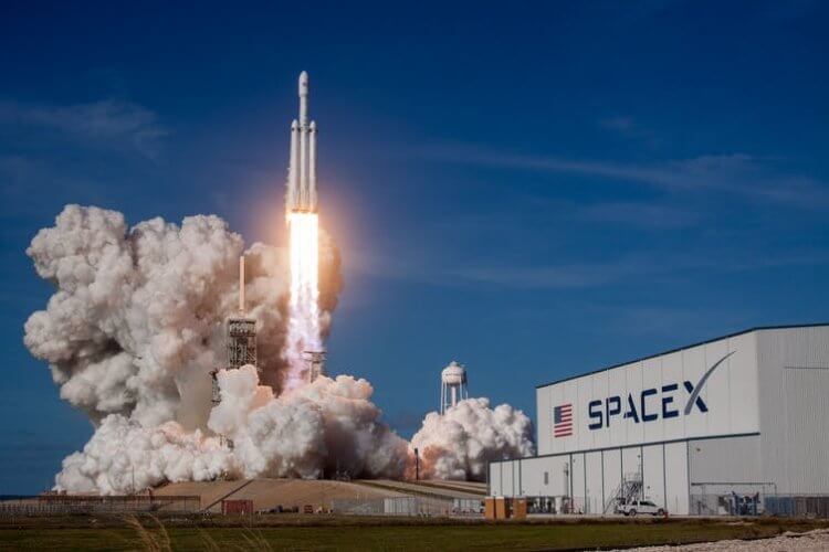 Электрические двигатели. Знаменитый носитель Falcon Heavy от SpaceX. Фото.