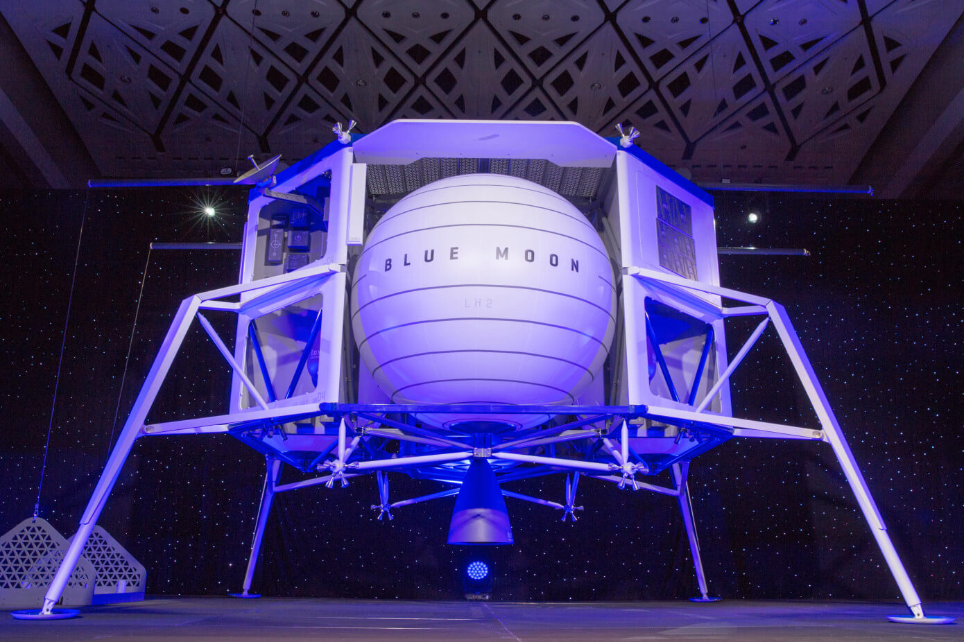 Blue Origin летит на Луну: Джефф Безос представил прототип посадочного модуля.. Фото.