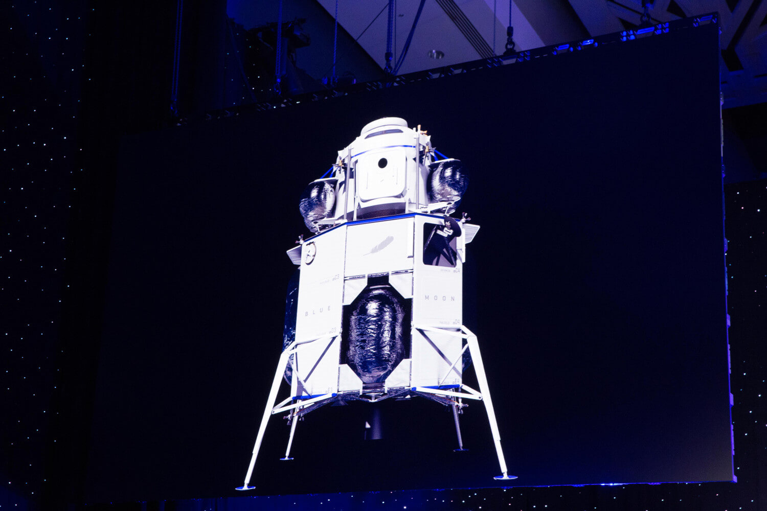 Blue Origin летит на Луну: Джефф Безос представил прототип посадочного модуля.. Фото.