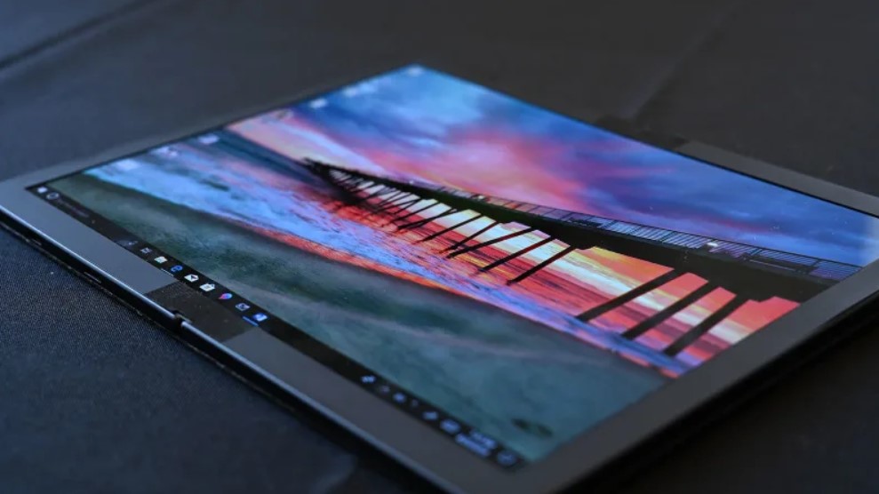 Lenovo представила первый компьютер с гибким дисплеем.. Чем компьютер лучше смартфонов?. Фото.