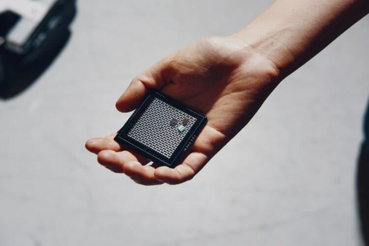 Новый чип может изменить будущее искусственного интеллекта. Не самый маленький чип, но и потенциал у него намного выше! Фото.