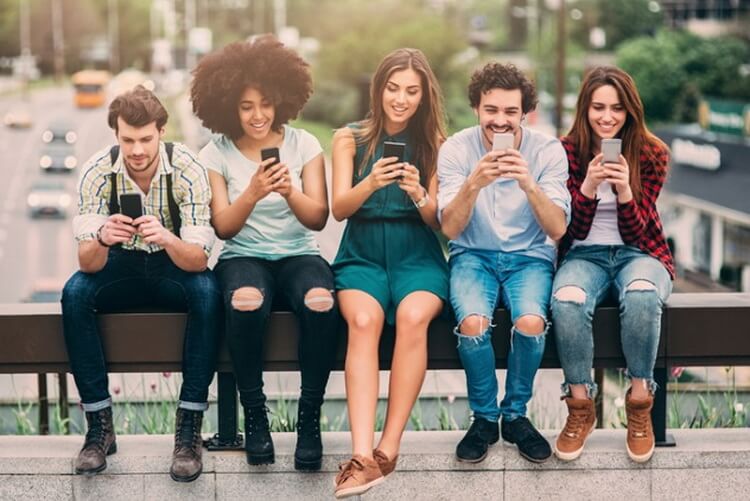 Когда-то считалось, что сотовые телефоны не заменят городские. Сейчас выросло поколение людей, которые даже не застали «домашние» аппараты. Фото.