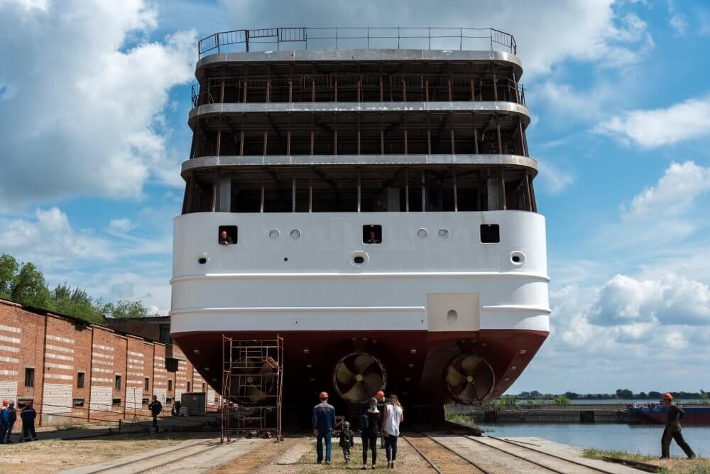 Первый за постсоветское время туристический лайнер «Петр Великий» успешно спущен на воду. Фото.