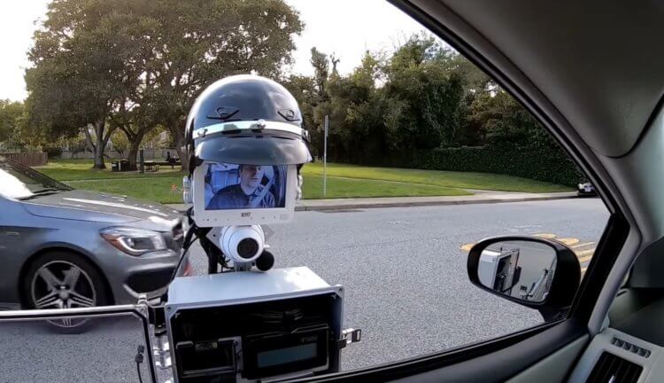 #видео | Робот-полицейский проверяет документы автомобилистов. Фото.