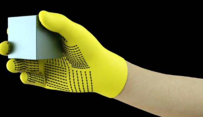 Недорогие перчатки научат роботов определять форму и массу предметов. Фото.