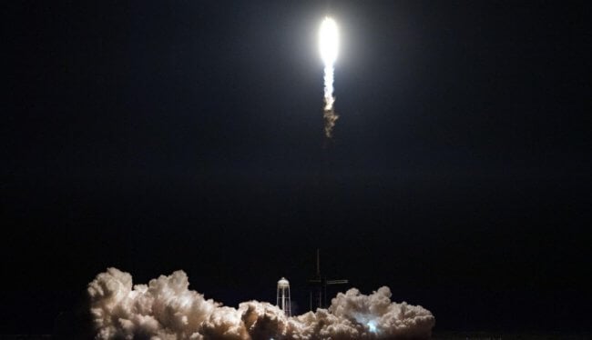 SpaceX успешно вывела на орбиту 60 интернет-спутников Starlink. Фото.