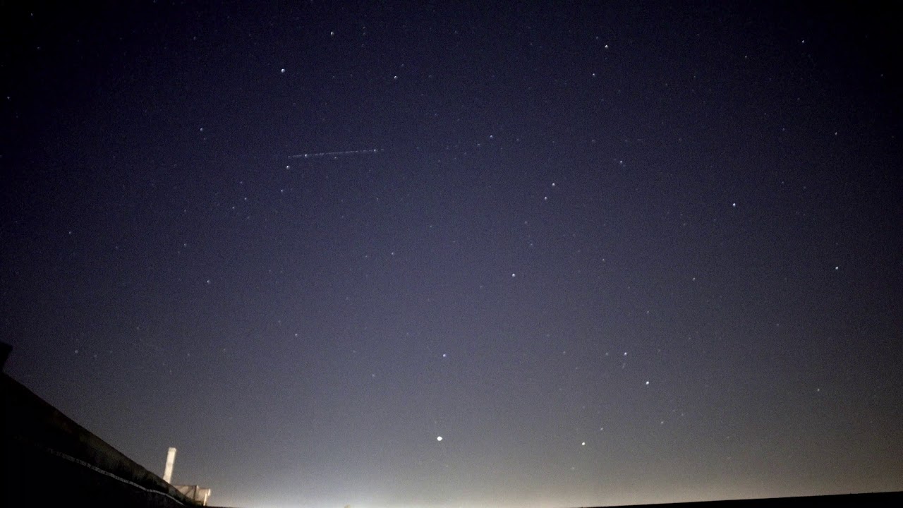 Запуск спутников Starlink развязал настоящую войну в Сети. Кто победит? Звездное небо. Запуск спутников Starlink развязал настоящую войну в Сети. Кто победит? Звездное небо. Фото.