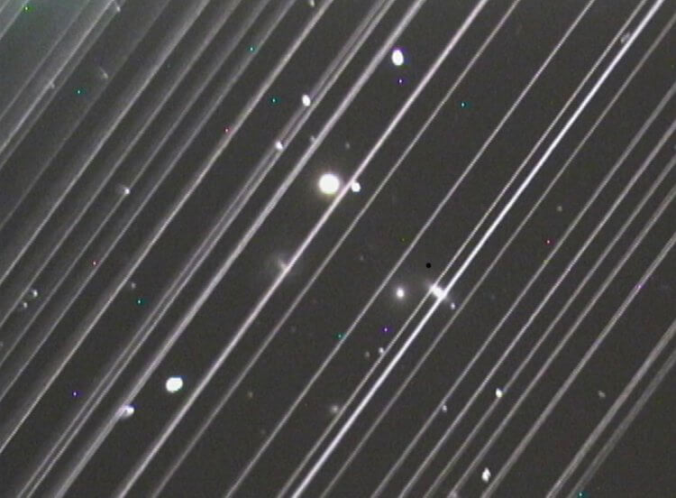 Ракеты SpaceX не сделают астрономию дешевле. Такими были сфотографированы спутники Starlink сотрудницей обсерватории Лоуэлла (США) Викторией Гиргис при наблюдении за группой галактик. Фото.