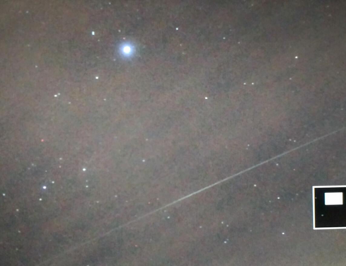 Ракеты SpaceX не сделают астрономию дешевле. А вот, другой пример «фотобомбинга» одним из спутников Starlink, пролетающего на фоне звезды Вега. Фото сделано британским астрофотографом Стивом Брауном. Ракеты SpaceX не сделают астрономию дешевле. А вот, другой пример «фотобомбинга» одним из спутников Starlink, пролетающего на фоне звезды Вега. Фото сделано британским астрофотографом Стивом Брауном. Фото.