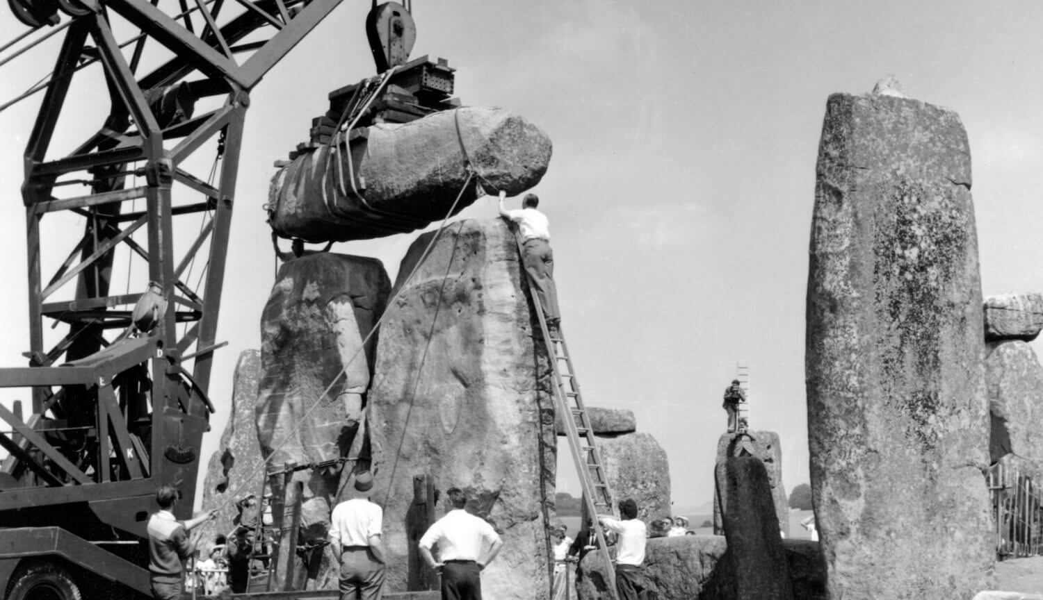 Археолог забрал один из камней Стоунхенджа домой — сын вернул его обратно. Фото.