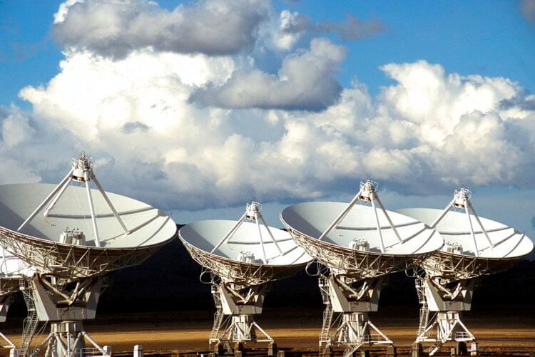 Зачем нужна наземная астрономия? Радиотелескопы непрерывно контролируют вверенный им участок неба. Фото.