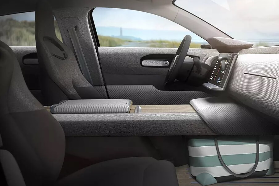 У Tesla новый конкурент. С большим запасом хода, да еще и на солнечной энергии. Характеристики электромобиля Lightyear One. Фото.