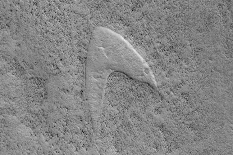 #фото | На Марсе нашли логотип «Звездного флота» из «Стартрека». Фото.