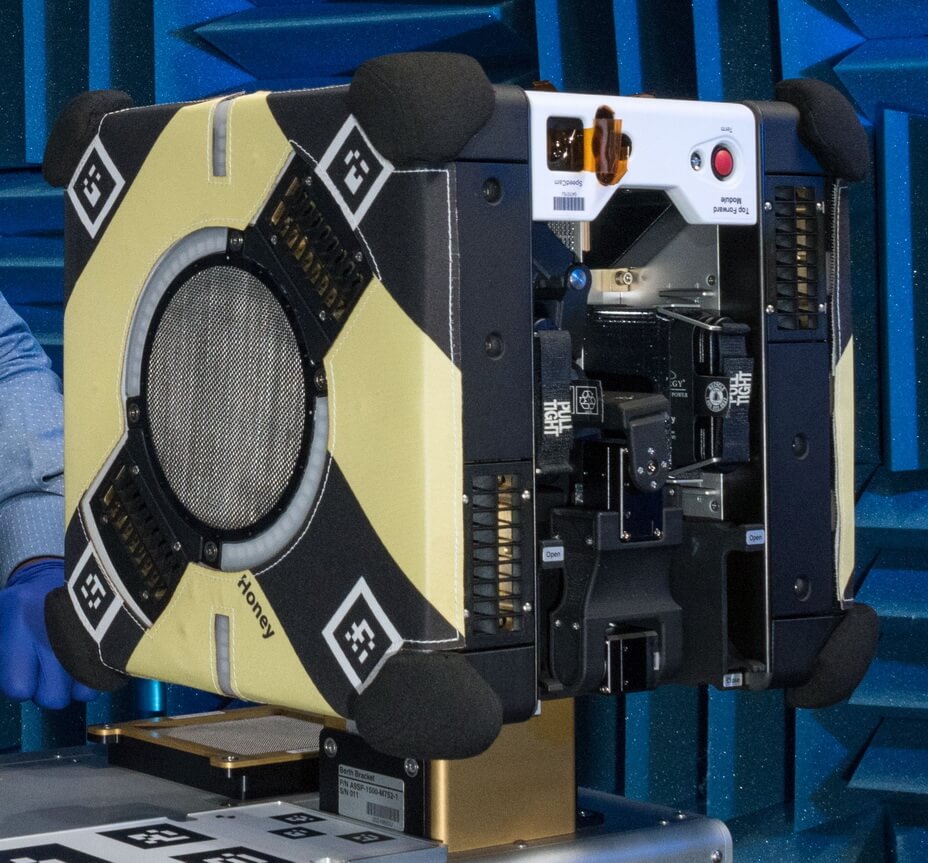 astrobee5 <p&gtОтправленные 17 апреля этого года на борт Международной космической станции компактные летающие роботы-кубы проекта Astrobee начали проходить свое летные испытания в условиях микрогравитации. Как сообщает аэрокосмическое агентство NASA, дебютный полет робота „Bumble“ в невесомости состоялся 14 июня 2019 года. Агентство напоминает, что на борту также находится второй робот по имени „Honey“, а прибытие на МКС третьего, „Queen“ ожидается в июле этого года.