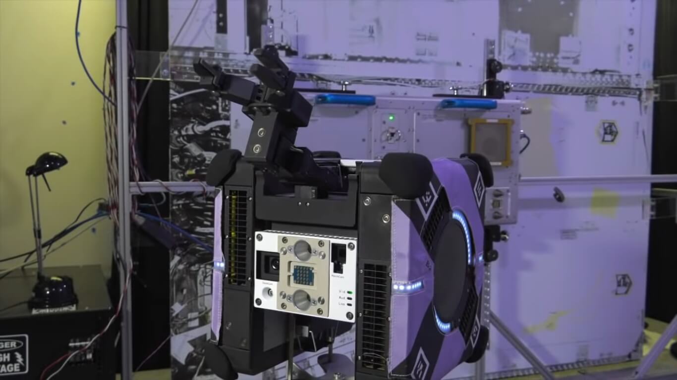astrobee6 <p&gtОтправленные 17 апреля этого года на борт Международной космической станции компактные летающие роботы-кубы проекта Astrobee начали проходить свое летные испытания в условиях микрогравитации. Как сообщает аэрокосмическое агентство NASA, дебютный полет робота „Bumble“ в невесомости состоялся 14 июня 2019 года. Агентство напоминает, что на борту также находится второй робот по имени „Honey“, а прибытие на МКС третьего, „Queen“ ожидается в июле этого года.