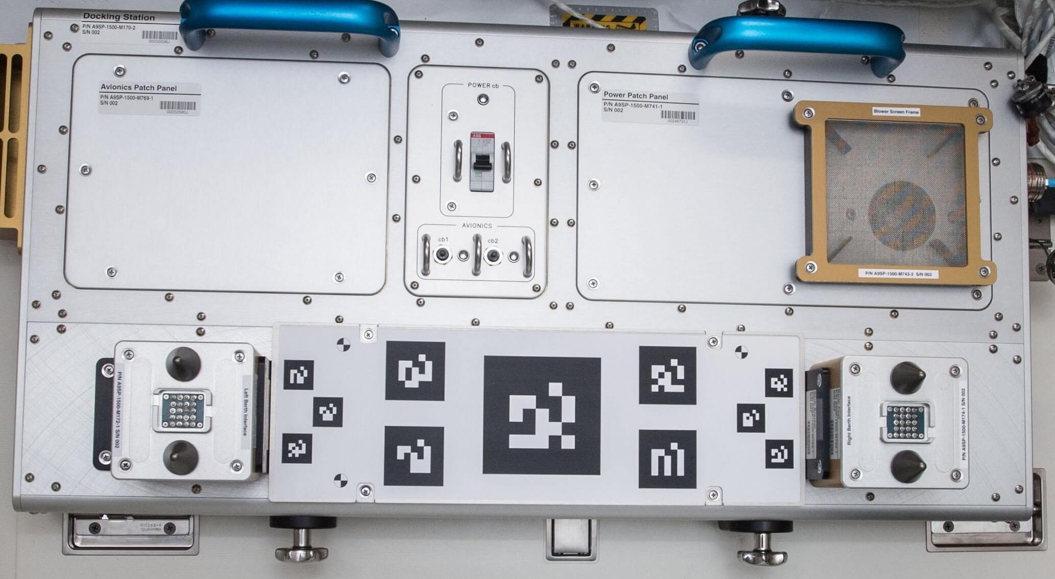 astrobee7 <p&gtОтправленные 17 апреля этого года на борт Международной космической станции компактные летающие роботы-кубы проекта Astrobee начали проходить свое летные испытания в условиях микрогравитации. Как сообщает аэрокосмическое агентство NASA, дебютный полет робота „Bumble“ в невесомости состоялся 14 июня 2019 года. Агентство напоминает, что на борту также находится второй робот по имени „Honey“, а прибытие на МКС третьего, „Queen“ ожидается в июле этого года.