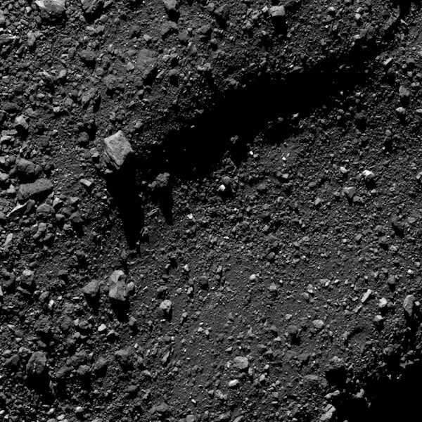 #фото | OSIRIS-REx показал кратеры астероида Бенну с идеальными образцами грунта