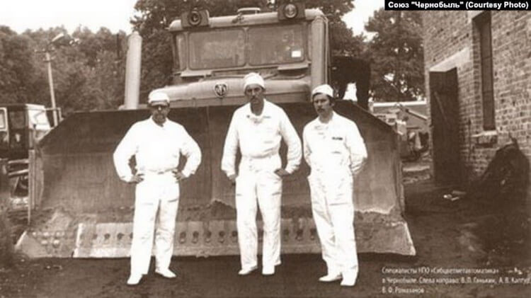 Использование роботов для ликвидации аварии. Такие бульдозеры помогали ликвидировать последствия катастрофы. Фото.