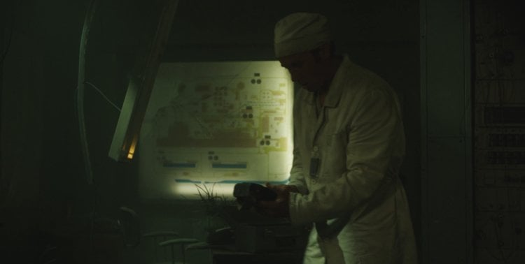 На Чернобыльской АЭС не было мощных дозиметров. Человек с дозиметром. Фото.