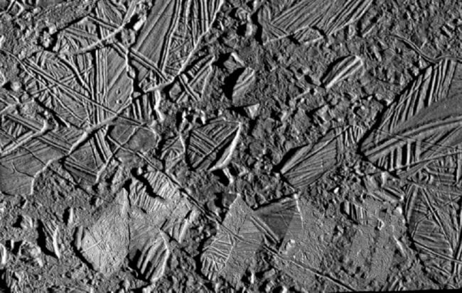 На Европе нашли поваренную соль. Что это означает для жизни возле Юпитера? Фото.