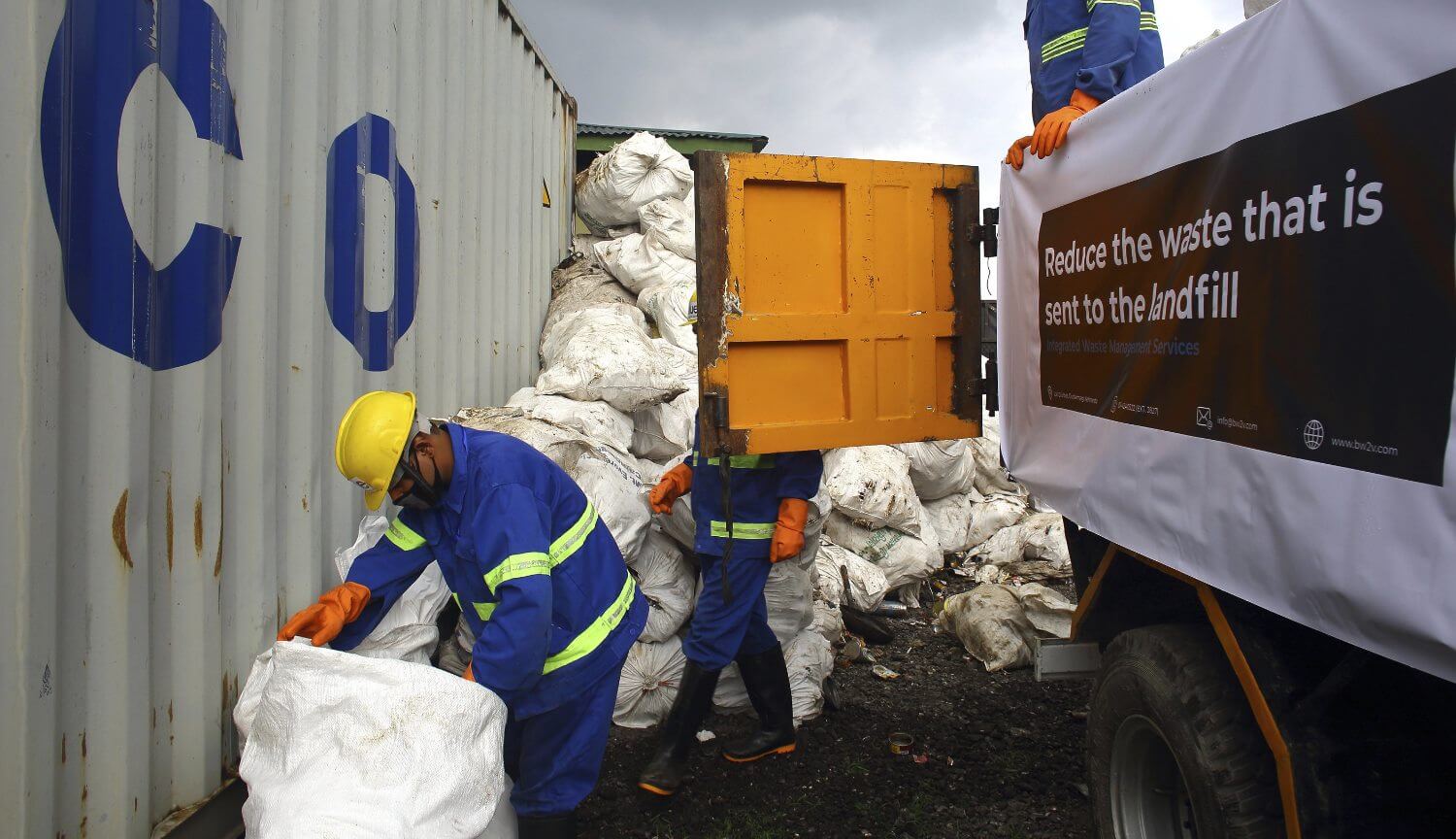 На Эвересте провели уборку, и подсчитали количество мусора и трупов. Фото.
