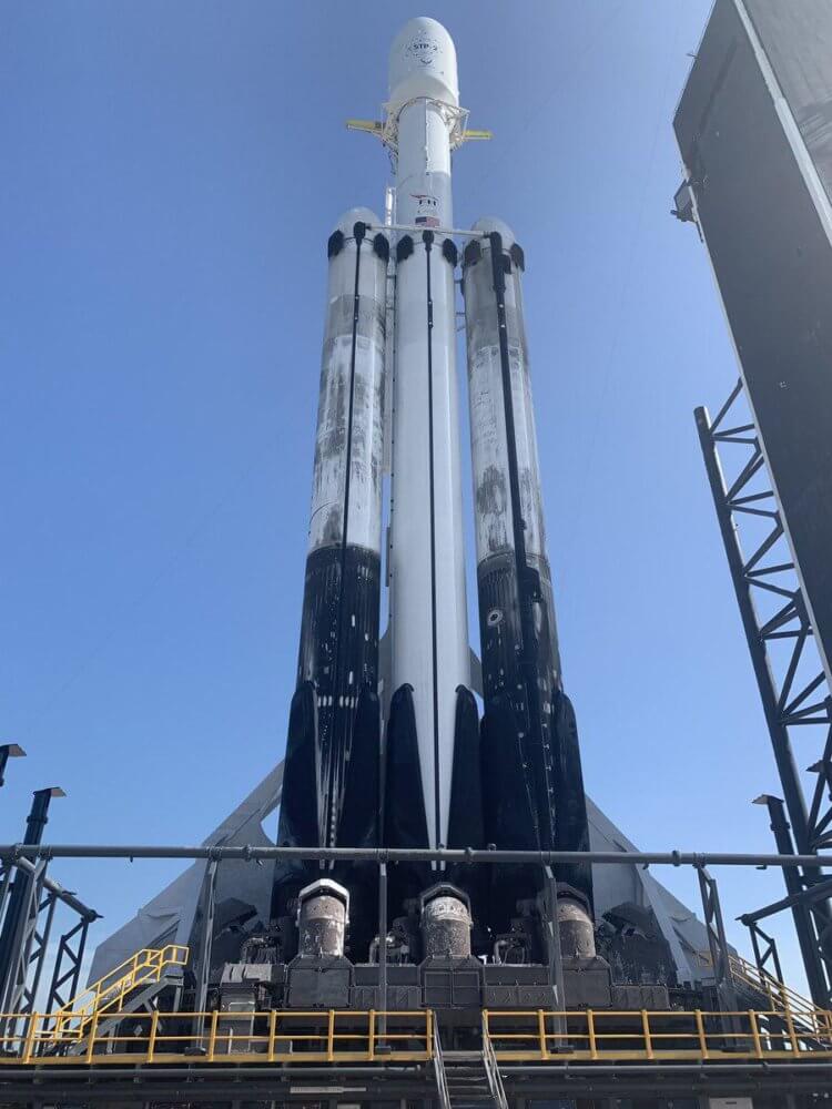SpaceX отправила Falcon Heavy в третий полет — теперь уже с полным успехом. Первый запуск Falcon Heavy прошел успешно. Фото.
