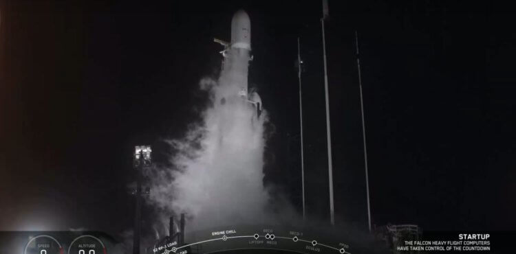 SpaceX отправила Falcon Heavy в третий полет — теперь уже с полным успехом. Фото.