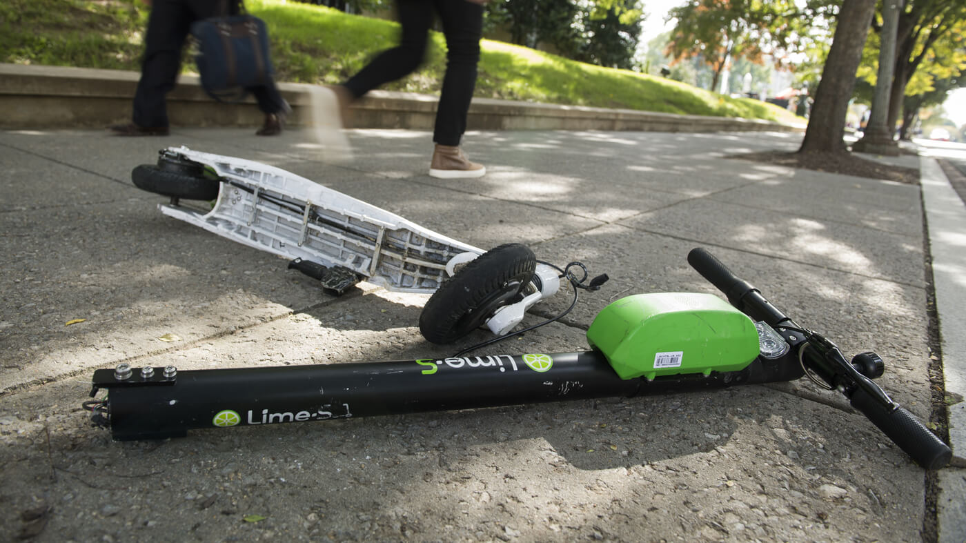 Водители электросамокатов насмерть сбивают людей. Как с этим бороться? Водители самокатов тоже в опасности. Фото.