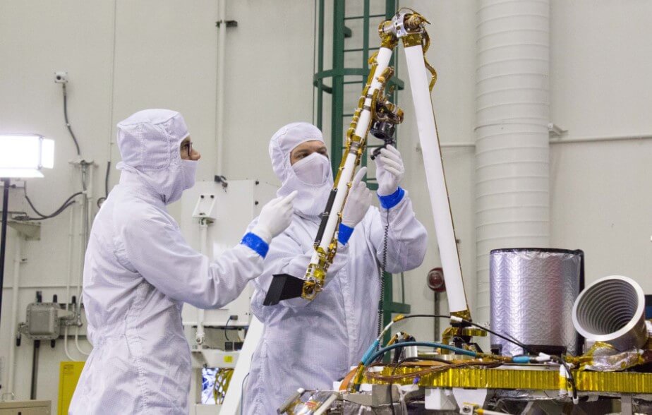 NASA спасет буровую установку InSight при помощи роботизированной руки. InSight сможет возобновить бурение Марса. Фото.