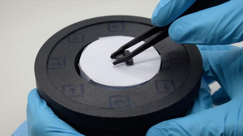 Создан материал, способный менять форму и жесткость при воздействии магнитного поля.. Фото.