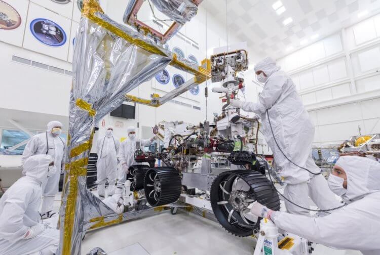 На новый марсоход NASA «Марс-2020» установили колеса. Фото.