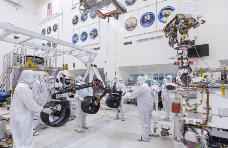 На новый марсоход NASA «Марс-2020» установили колеса. Особенность подвески марсохода «Марс-2020». Фото.
