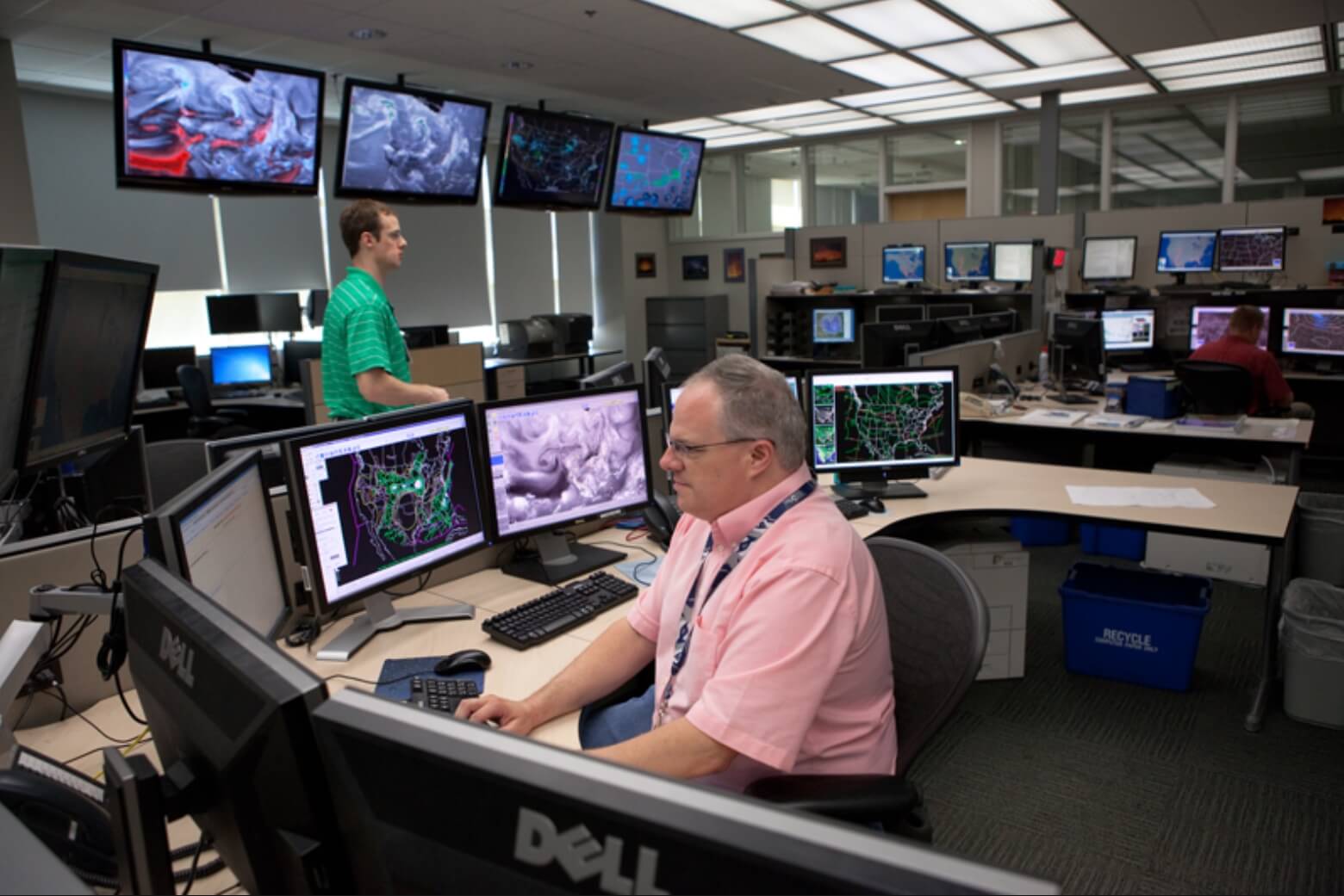 Метеорологи решать в нашем мире многое. Фото.