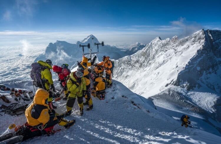 На Эвересте установили самую высокогорную метеостанцию в мире. Экспедиция на Эверест. Фото.