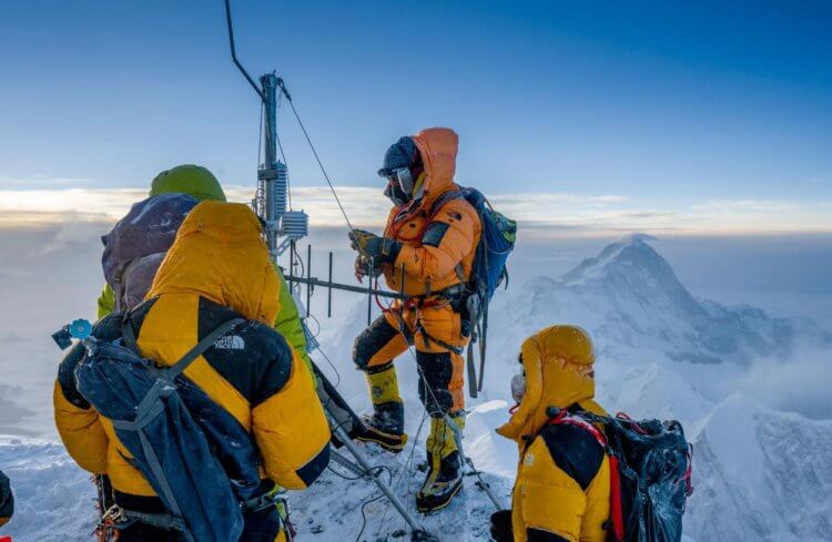 На Эвересте установили самую высокогорную метеостанцию в мире. Фото.