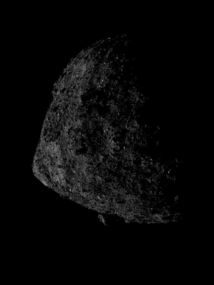 Аппарат OSIRIS-REx приблизился к астероиду Бенну на рекордно близкое расстояние. Фото астероида Бенну с близкого расстояния. Фото.