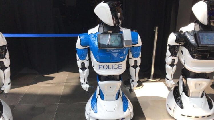 Роботы-охранники в России. Это тоже робот-полицейский. Фото.