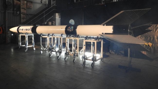 Будущий конкурент SpaceX и Blue Origin строит ракету в гараже. Фото.
