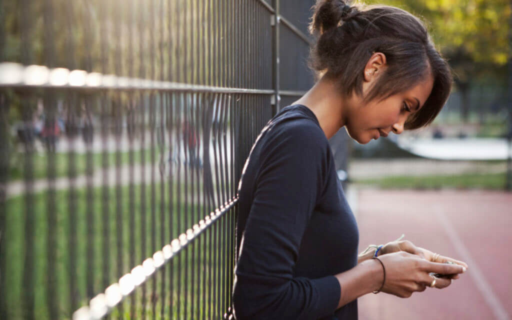 Современные технологии и последствия их использования. Следите за осанкой при использовании смартфона. Современные технологии и последствия их использования. Следите за осанкой при использовании смартфона. Фото.