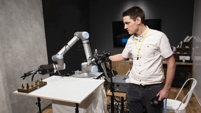 Эта роботизированная рука способна передавать тактильную связь на тысячи километров. Фото.