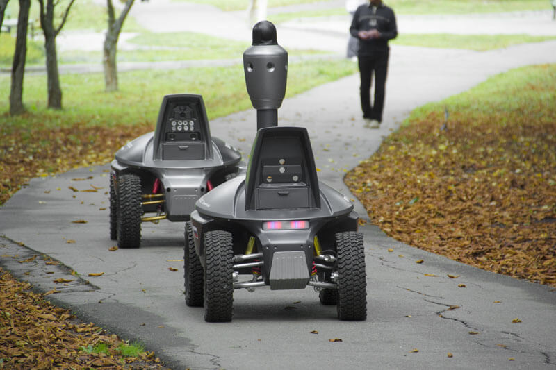 Четырехколесный «Трал Патруль» предназначен для работы вне помещений, но функции его аналогичные. Фото.